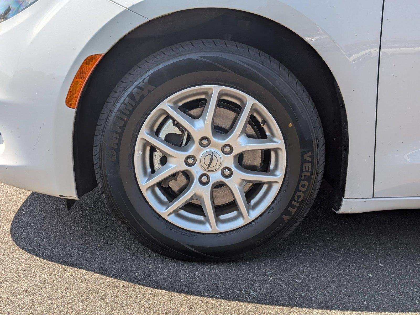 Used 2023 Bright White Clearcoat Chrysler LX image 10