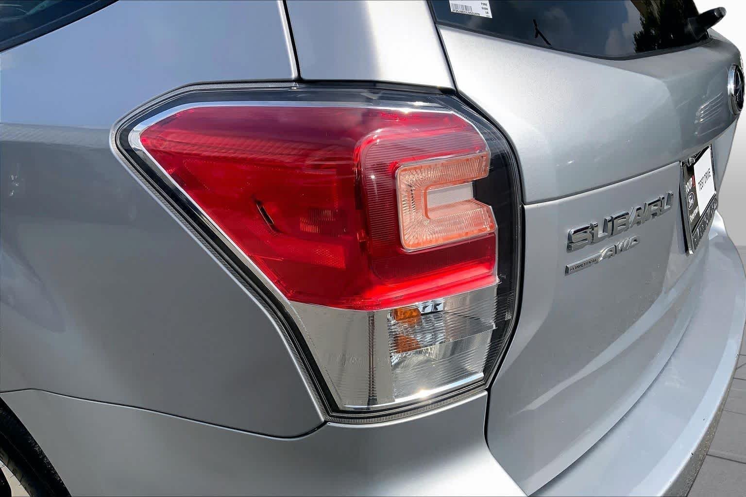 Used 2018 Ice Silver Metallic Subaru Premium image 28