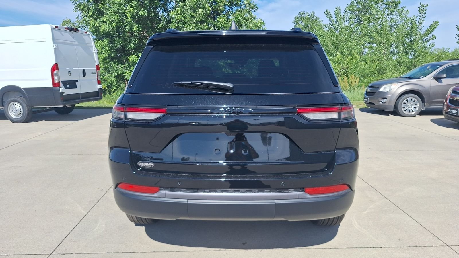 New 2026 Diamond Black Crystal Pearl-Coat Exterior Paint Jeep Altitude image 5