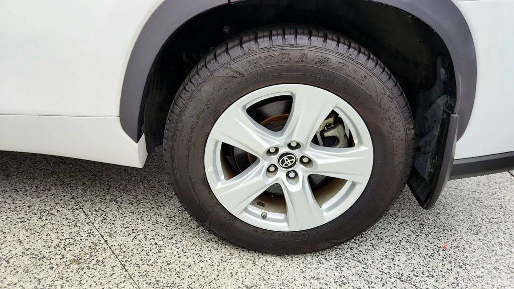 Used 2023 Wind Chill Pearl Toyota Hybrid LE AWD w/ 3-Row Seating & Toyota Safety Sense image 9