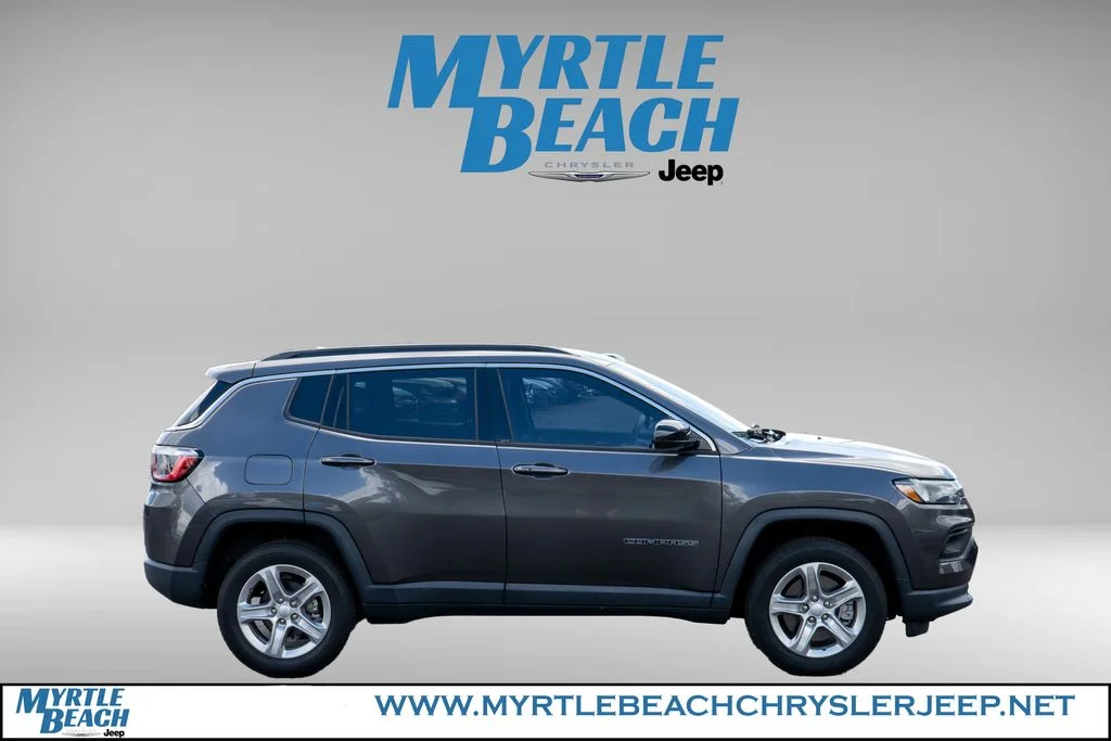 Used 2023 Crystal Metallic Jeep Latitude image 7