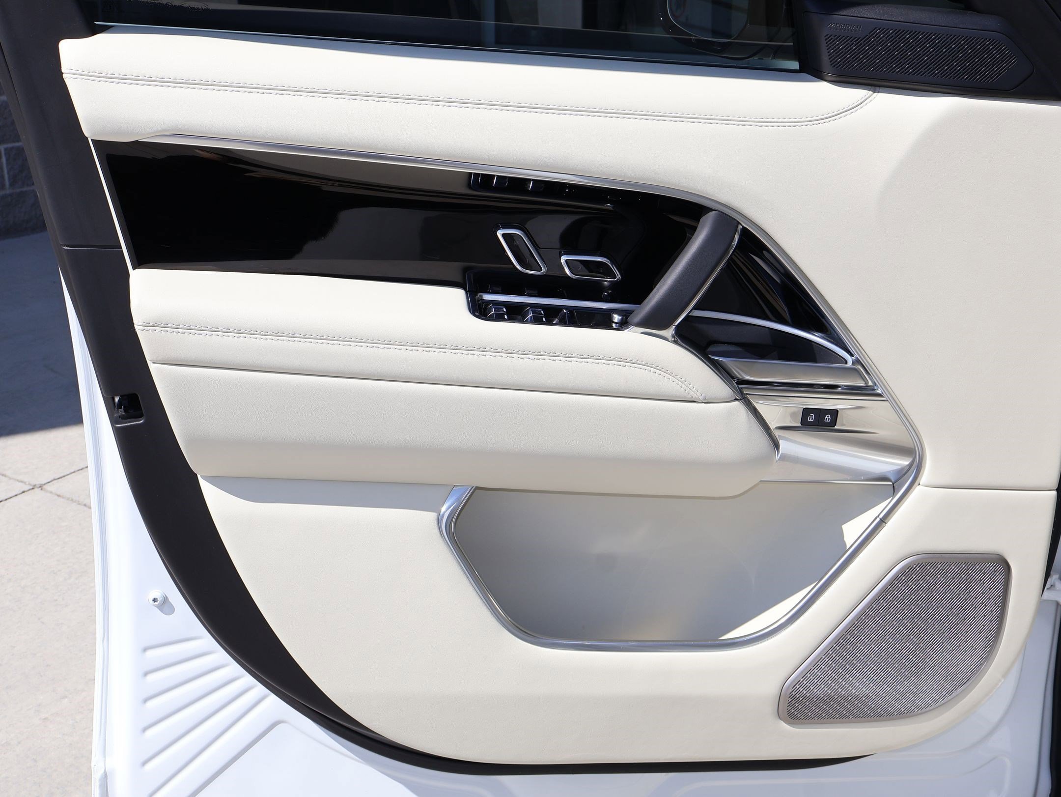 Certified Used 2025 Fuji White Land Rover Autobiography image 10