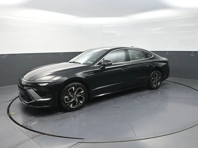 Used 2024 Black Hyundai SEL image 3