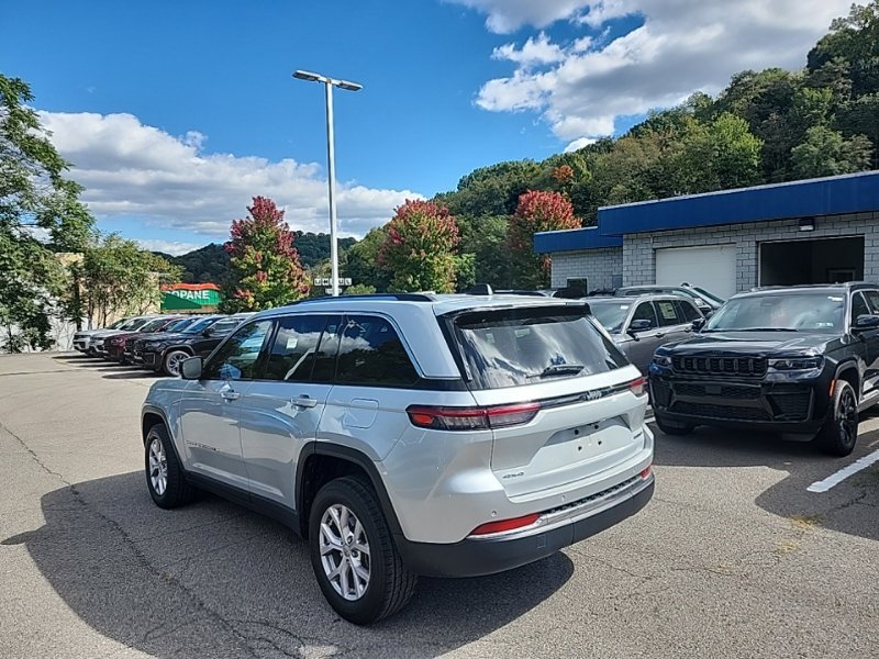 Used 2022 Silver Jeep Limited image 6