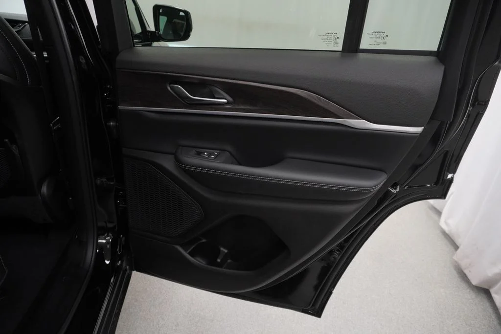 New 2026 Diamond Black Crystal Pearl-Coat Exterior Paint Jeep Laredo Altitude image 31