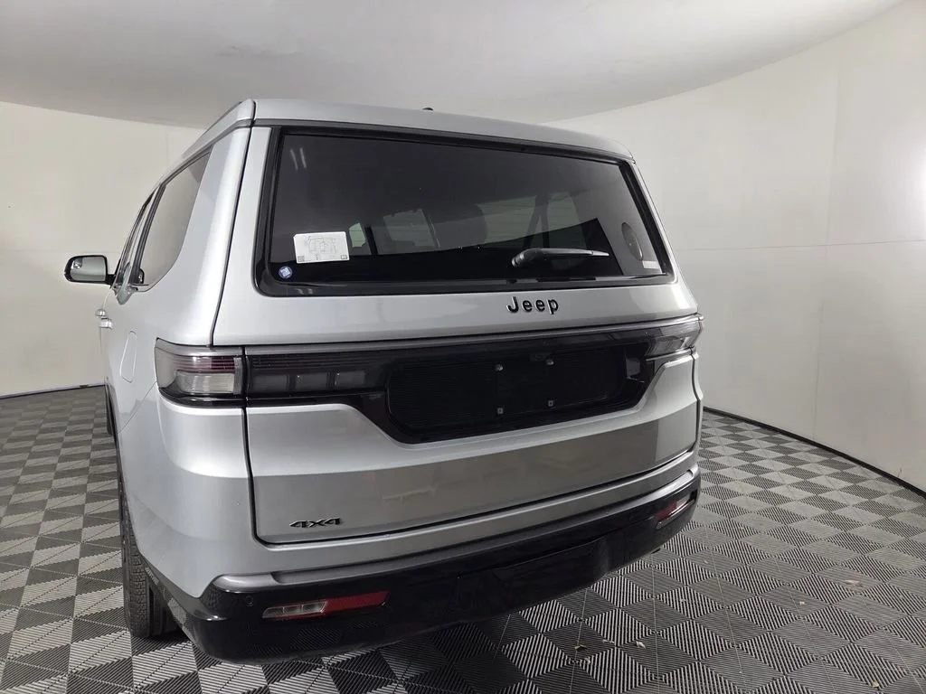 New 2026 Silver-Zynith Exterior Paint Jeep Limited Reserve image 5