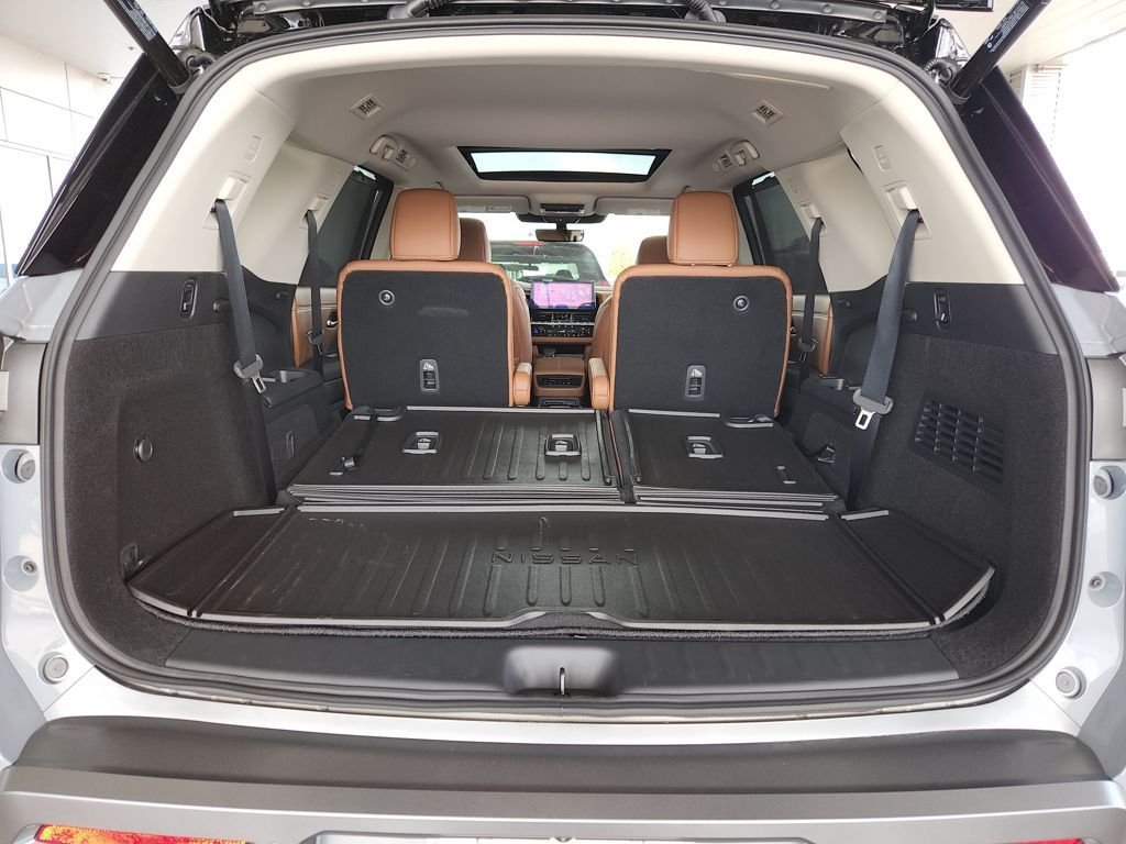 New 2026 Boulder Gray Pearl / Super Black Two-tone Nissan Platinum image 9