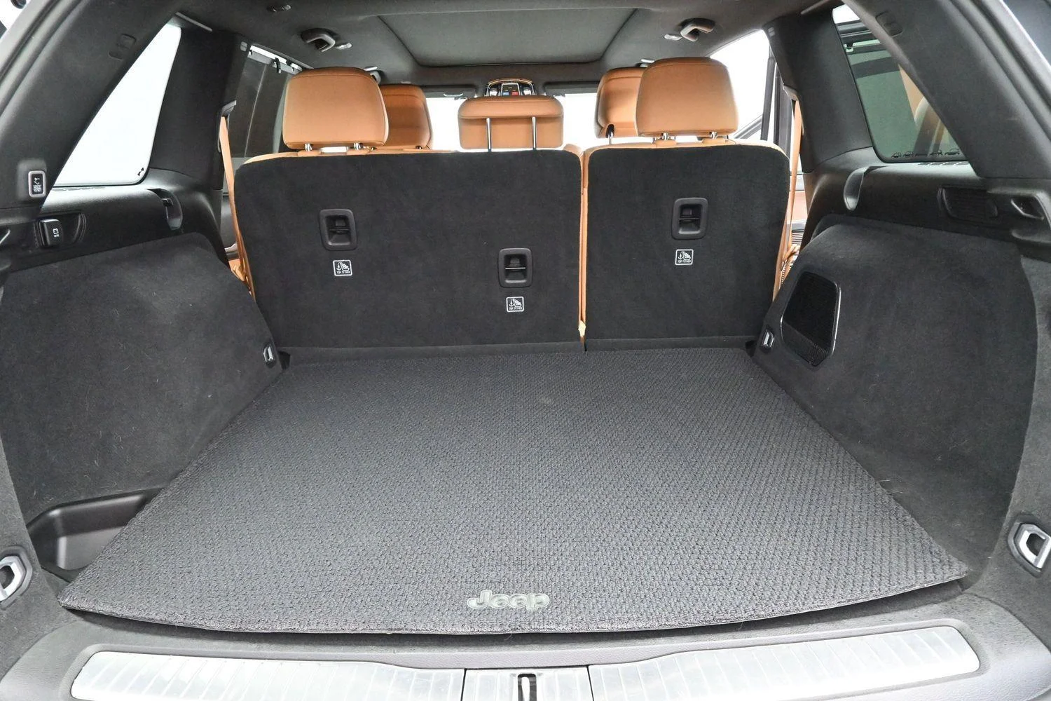 Used 2022 White Jeep Summit image 9