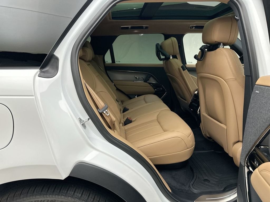 New 2026 Fuji White Land Rover SE image 7