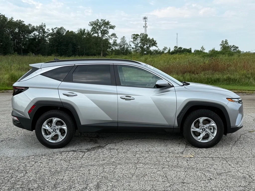 Used 2022 Silver Hyundai SEL image 9