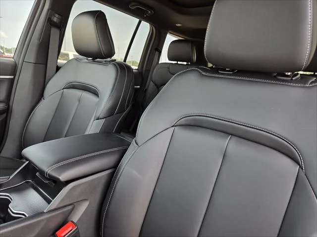 New 2026 Diamond Black Crystal Pearl-Coat Exterior Paint Jeep Limited image 21