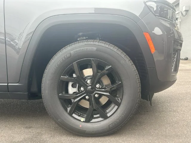 New 2026 Baltic Gray Metallic Clear-Coat Exterior Paint Jeep Laredo Altitude image 13