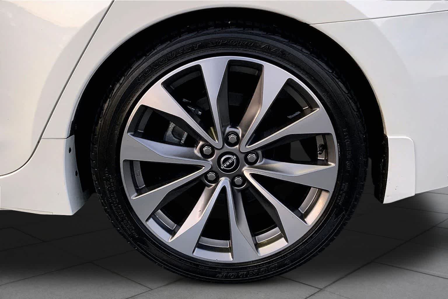 Used 2023 Pearl White Tricoat Nissan Platinum image 11