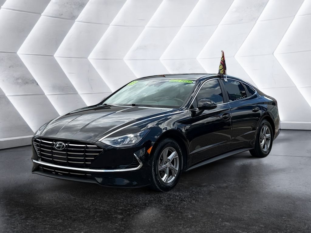 Used 2023 Black Hyundai SE image 3