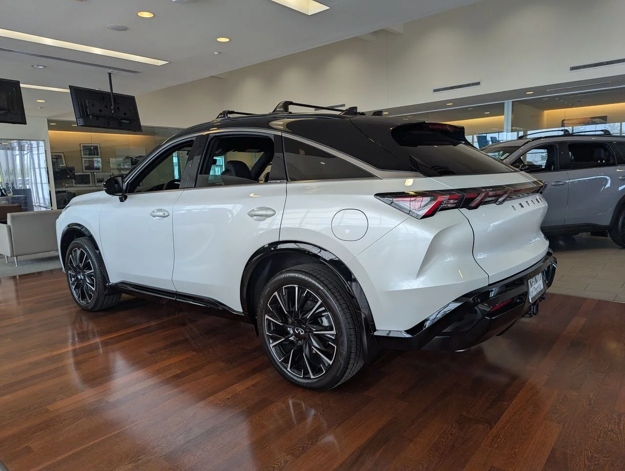 New 2027 2T RAD WHT INFINITI Autograph AWD image 3