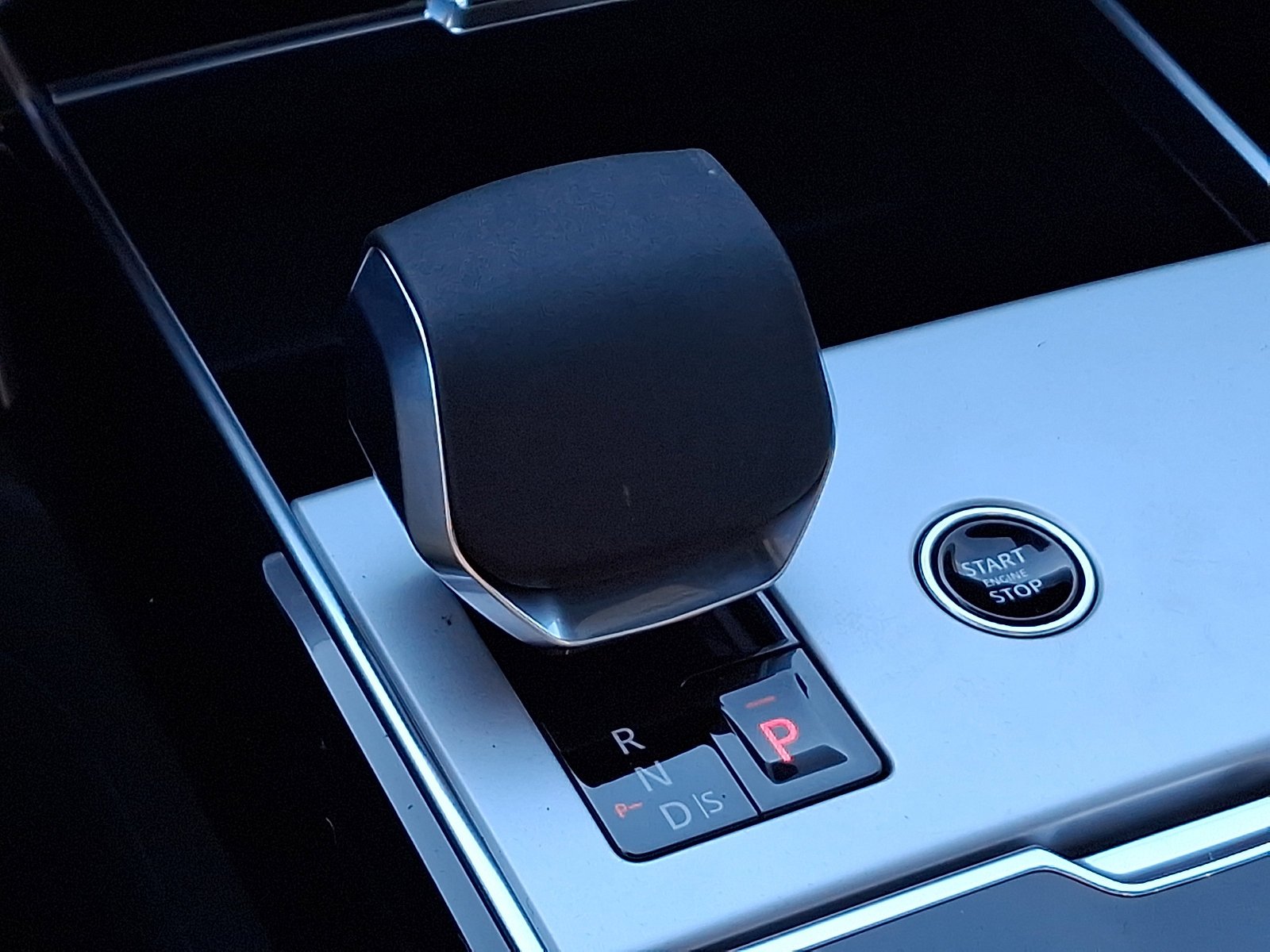 New 2026 Santorini Black Land Rover SE image 13