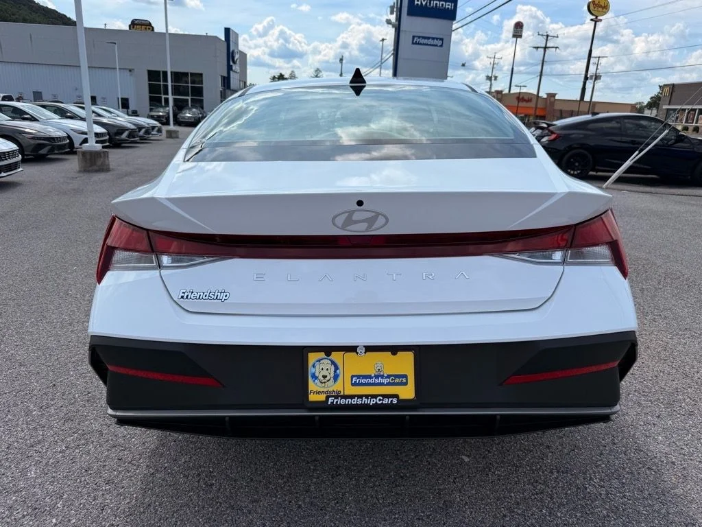 Used 2025 White Hyundai SE image 9