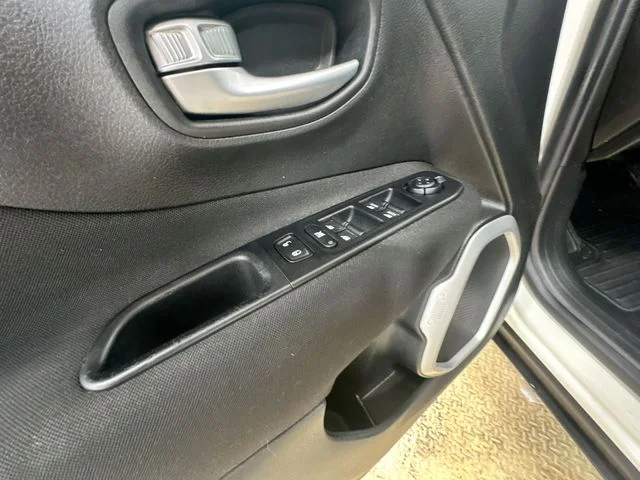 Used 2019 White Jeep Latitude image 16