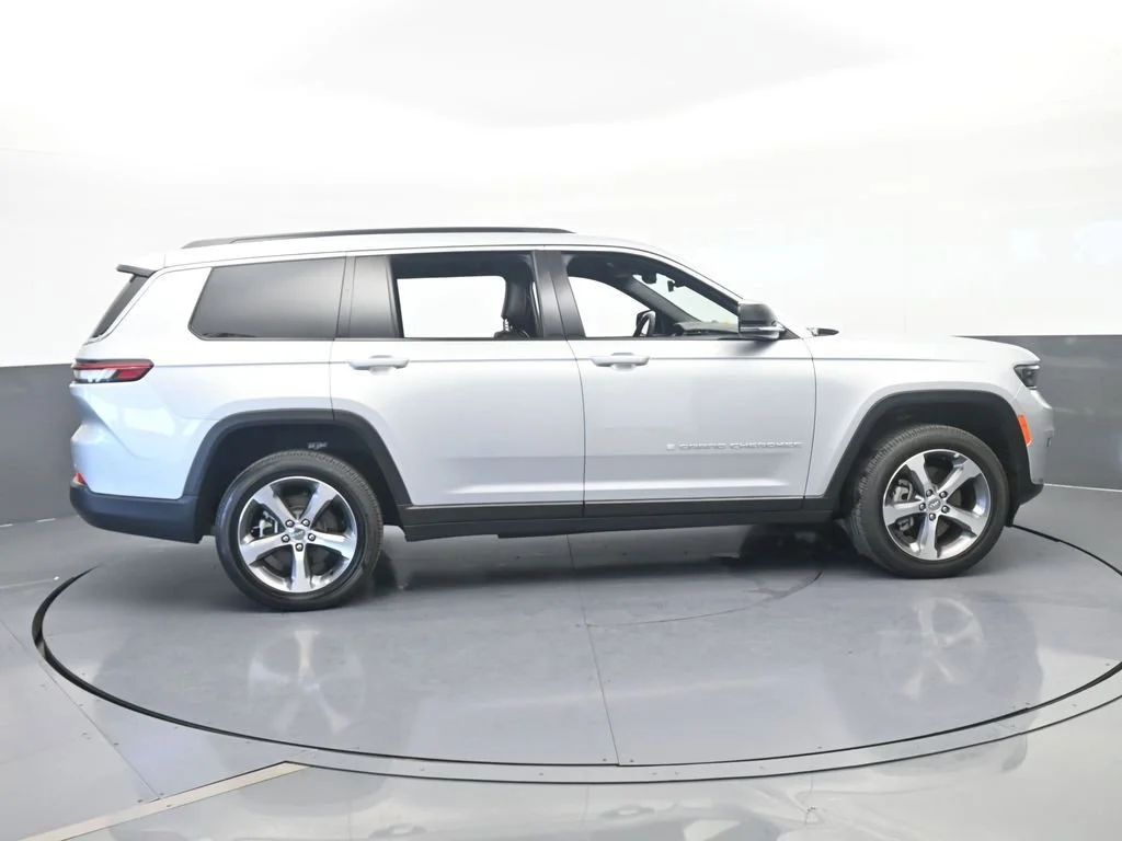 Used 2025 Silver Jeep Limited image 7