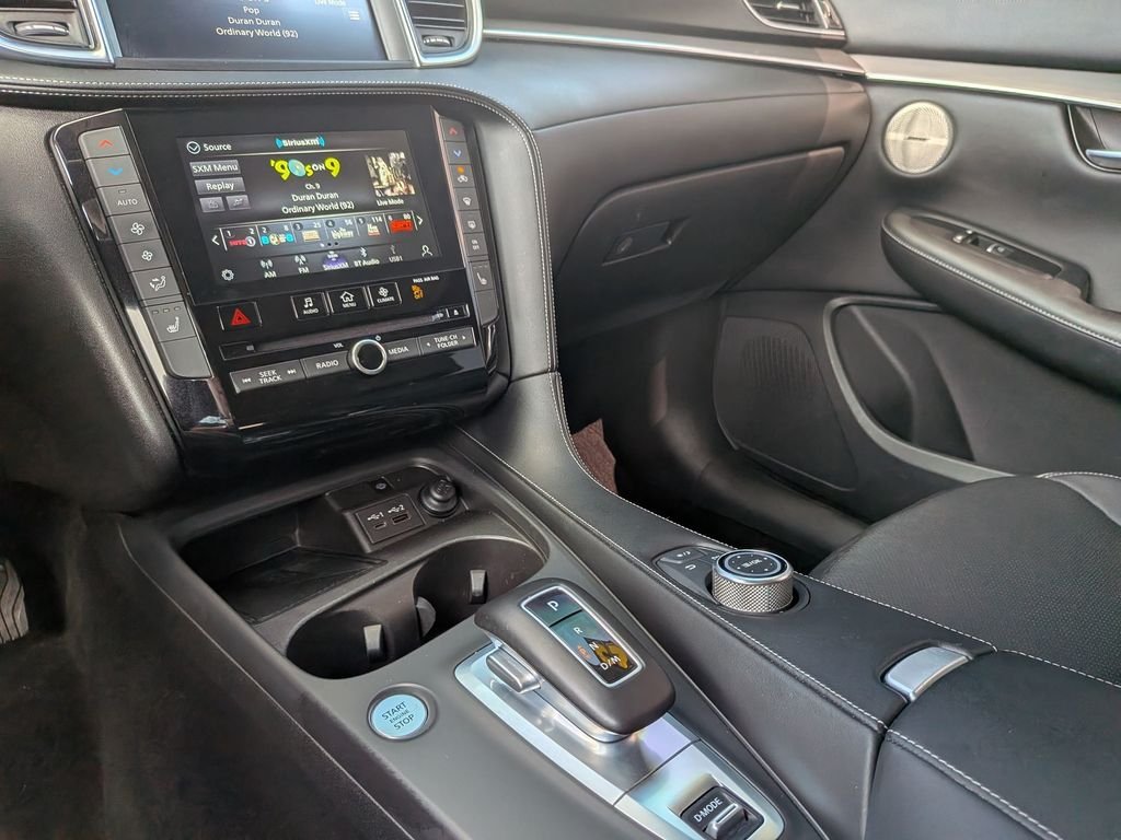 Used 2023 White INFINITI LUXE image 31