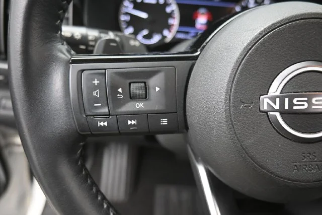 Used 2022 White Nissan SL image 23