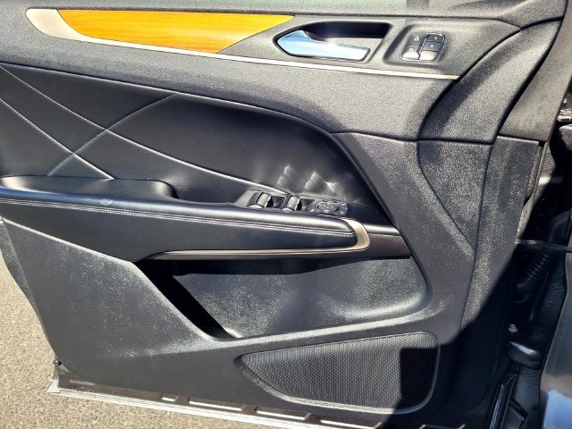 Used 2019 Gray Lincoln Select image 14