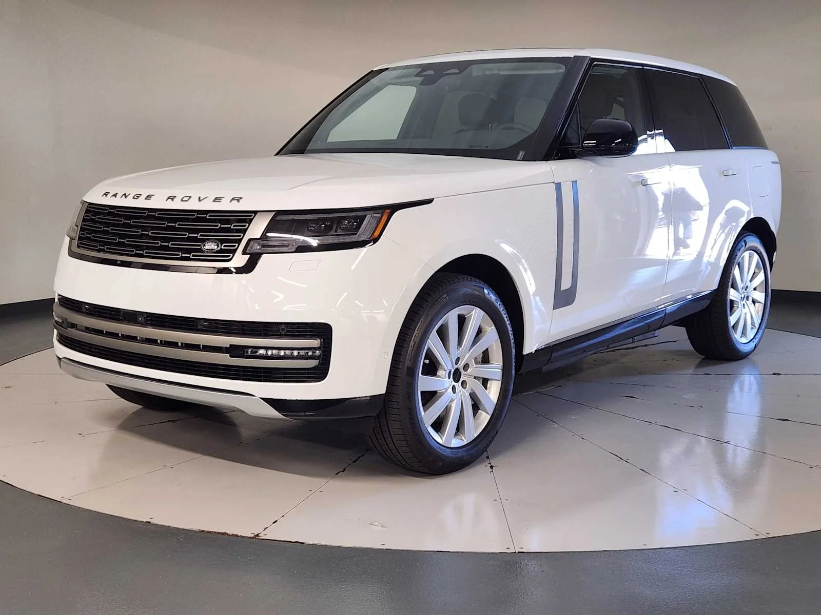 2026 Land Rover Range Rover SE - P550e SWB
