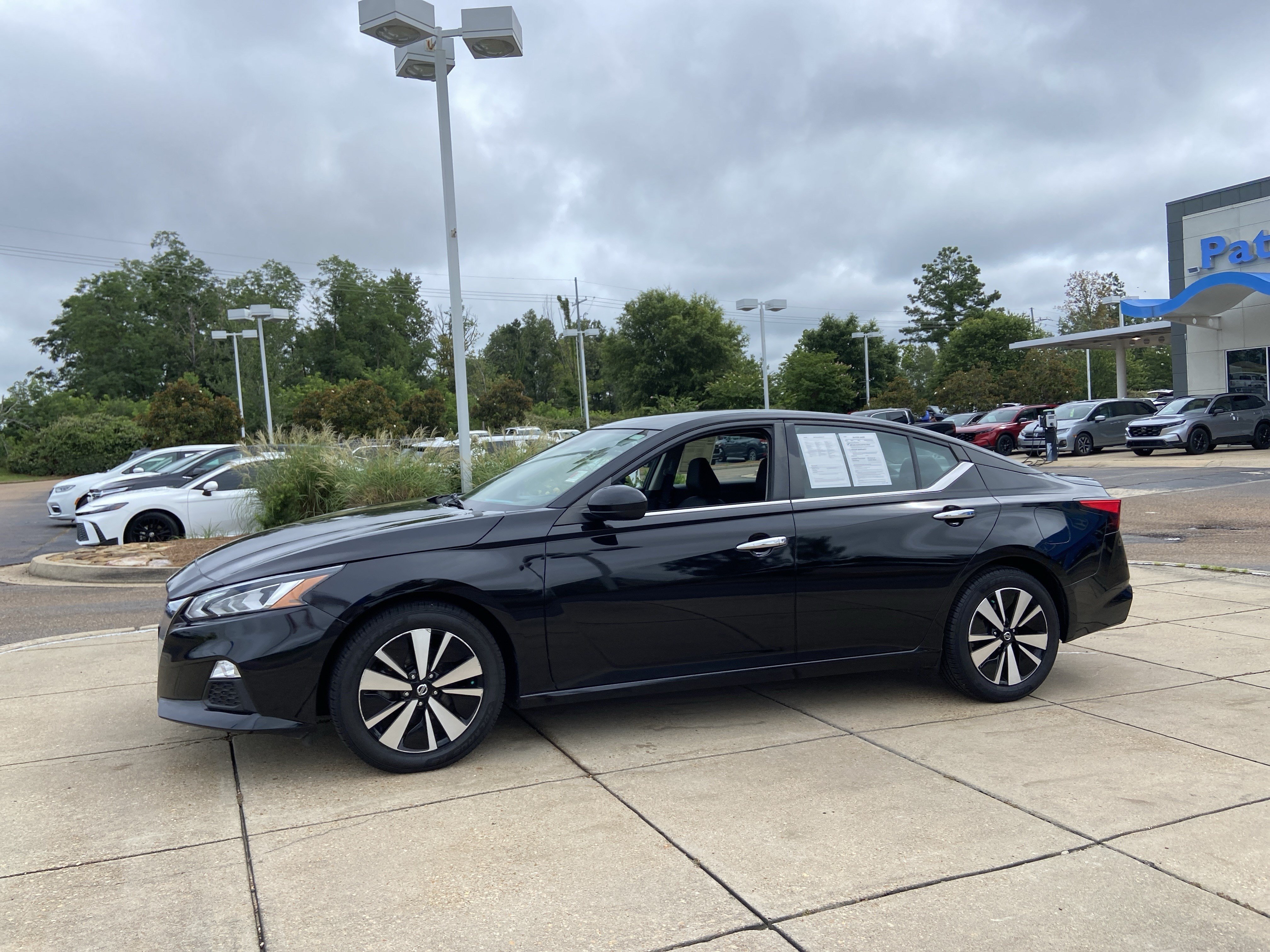 Used 2022 Super Black Nissan 2.5 SV image 6