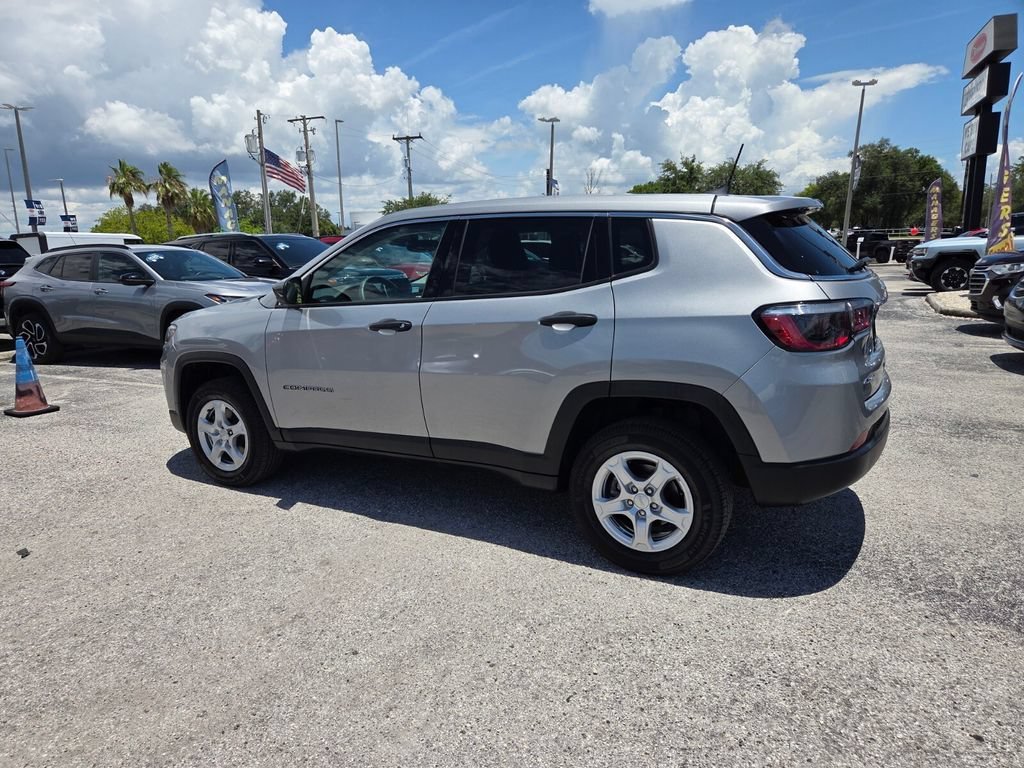 Used 2022  Jeep  image 11