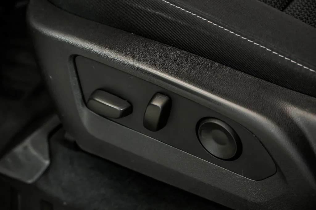 Used 2025 Onyx Black GMC Elevation image 15