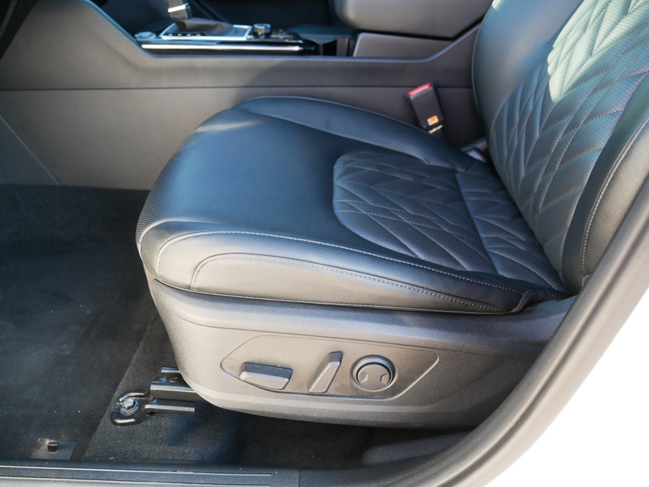 Certified Used 2024 Glacier White Pearl/Ebony Black Roof Kia X-Pro Prestige image 20