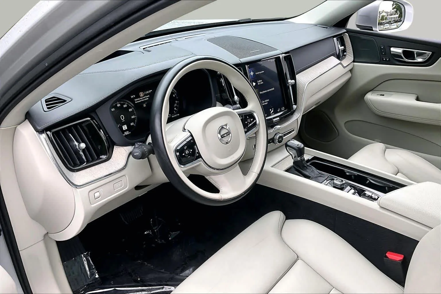 Used 2019 Bright Silver Metallic Volvo Inscription image 18