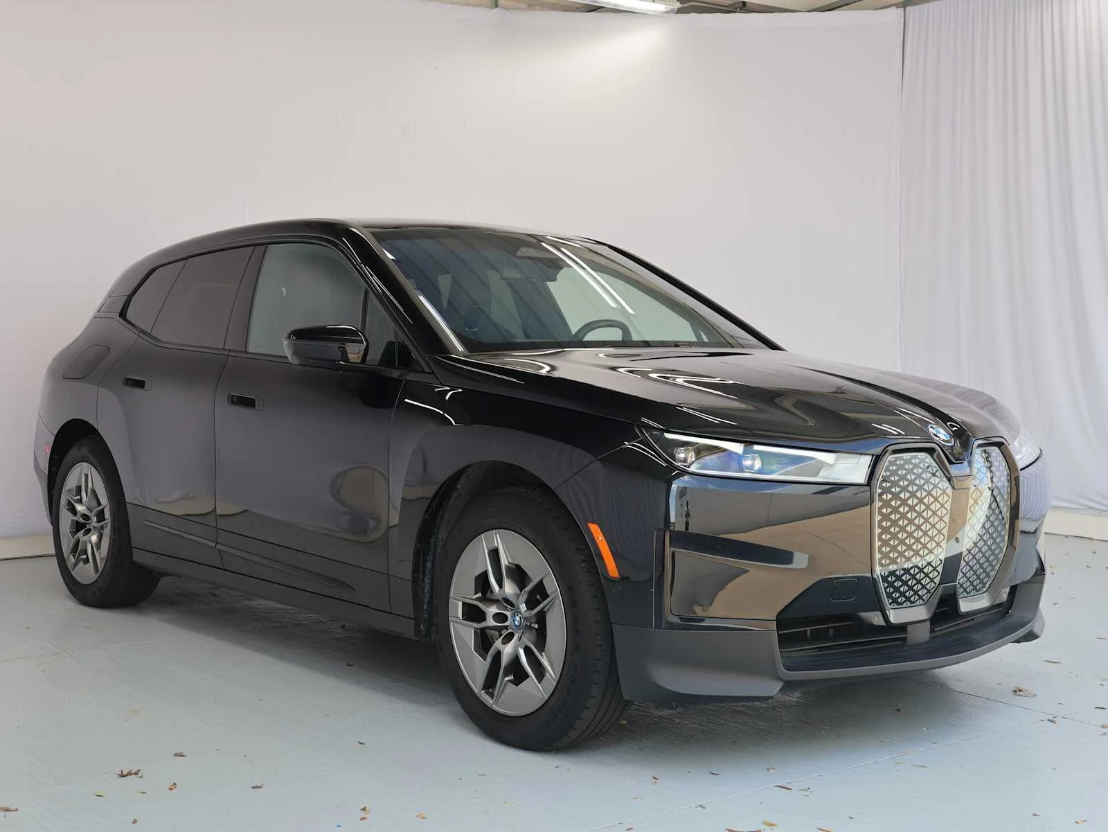 Used 2023 Black Sapphire Metallic BMW xDrive50 image 4