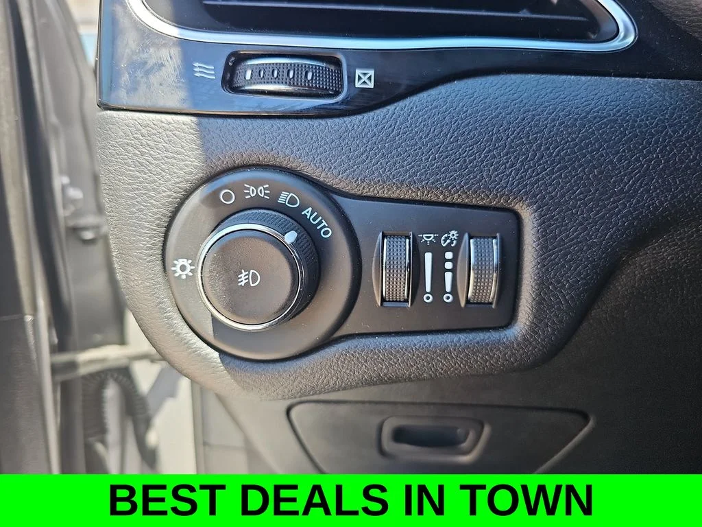 Used 2021 Silver Jeep Latitude Plus image 24