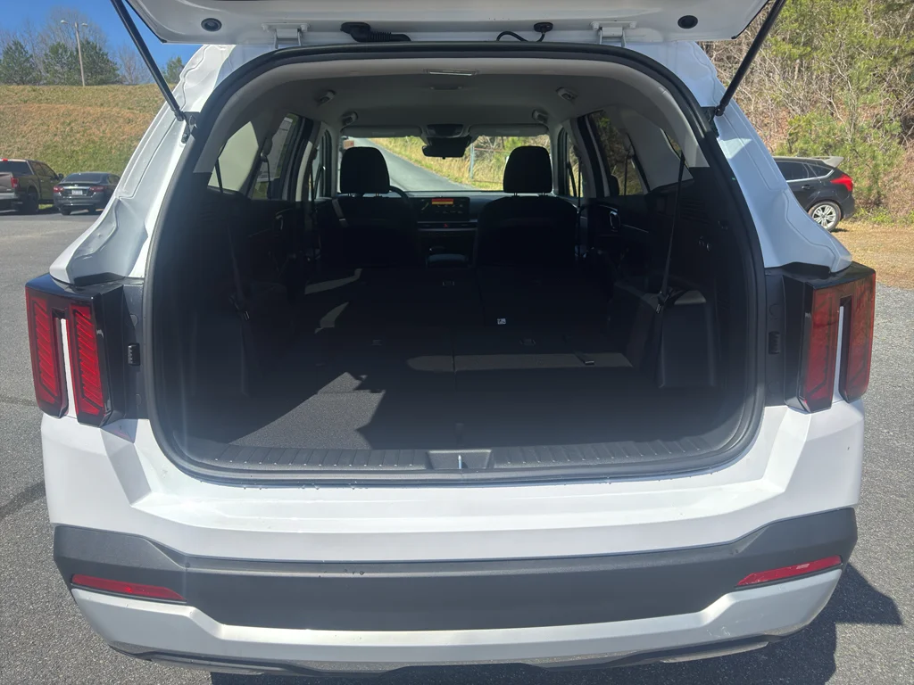 New 2026 Glacial White Pearl Kia LX image 12