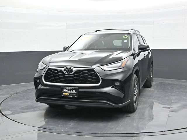 Used 2023 Toyota Highlander XLE with VIN 5TDKDRBH4PS519256 for sale in Kansas City
