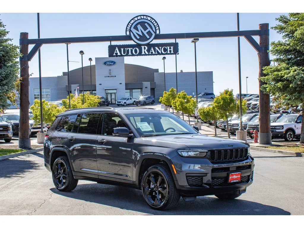 Used 2023 Baltic Gray Metallic Clearcoat Jeep Altitude image 1