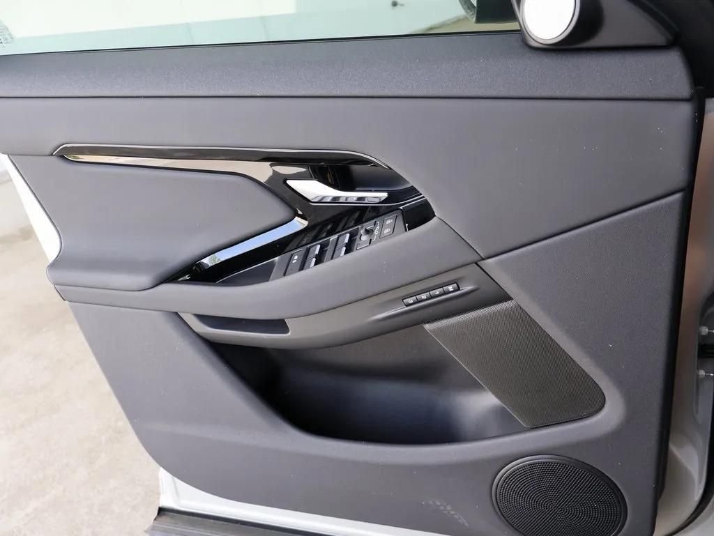 New 2026 Seoul Pearl Silver Land Rover Dynamic image 26