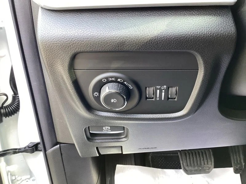New 2026 Bright White Clear-Coat Exterior Paint Jeep  image 29