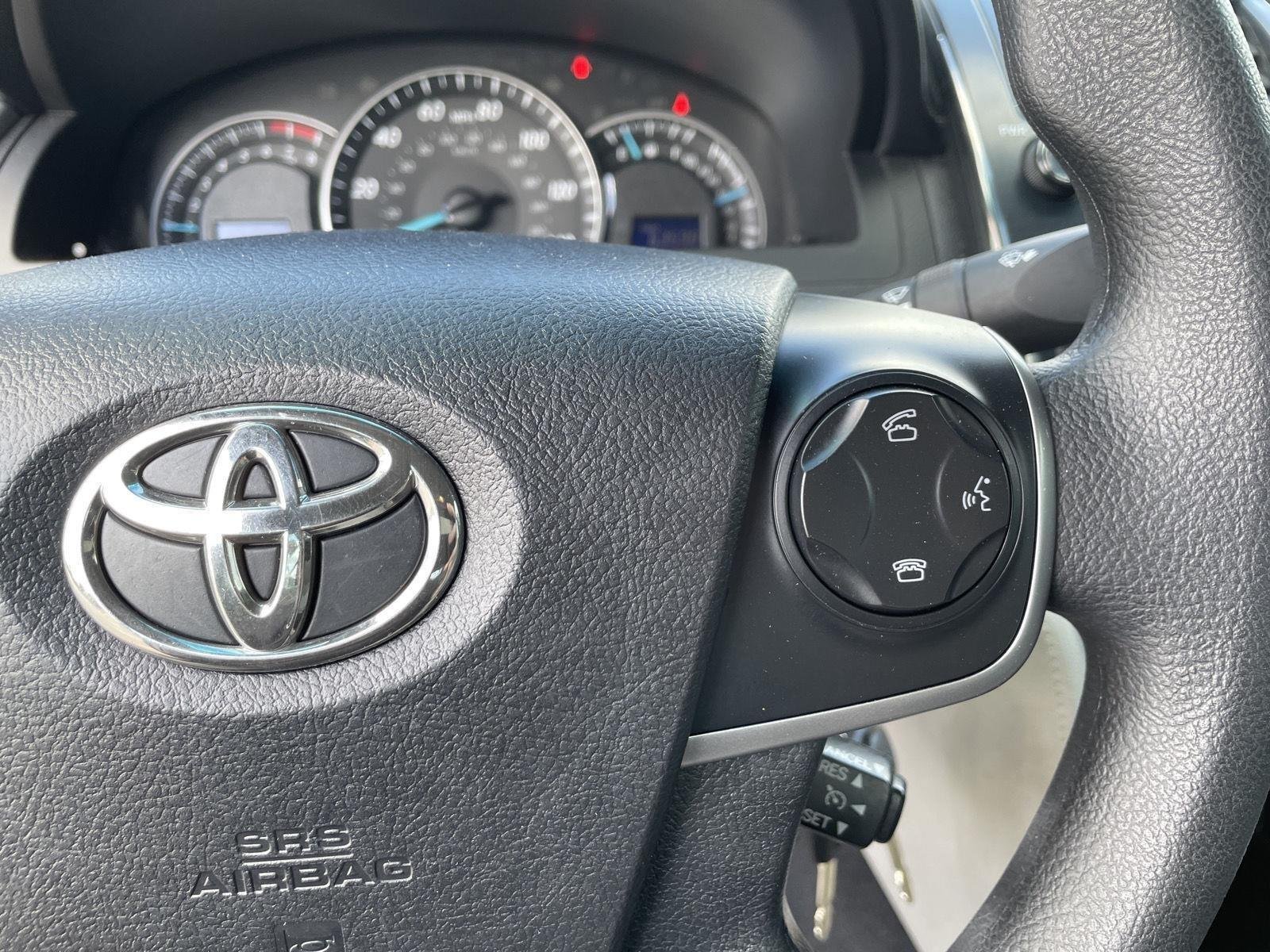 Used 2014 Classic Silver Metallic Toyota LE image 20