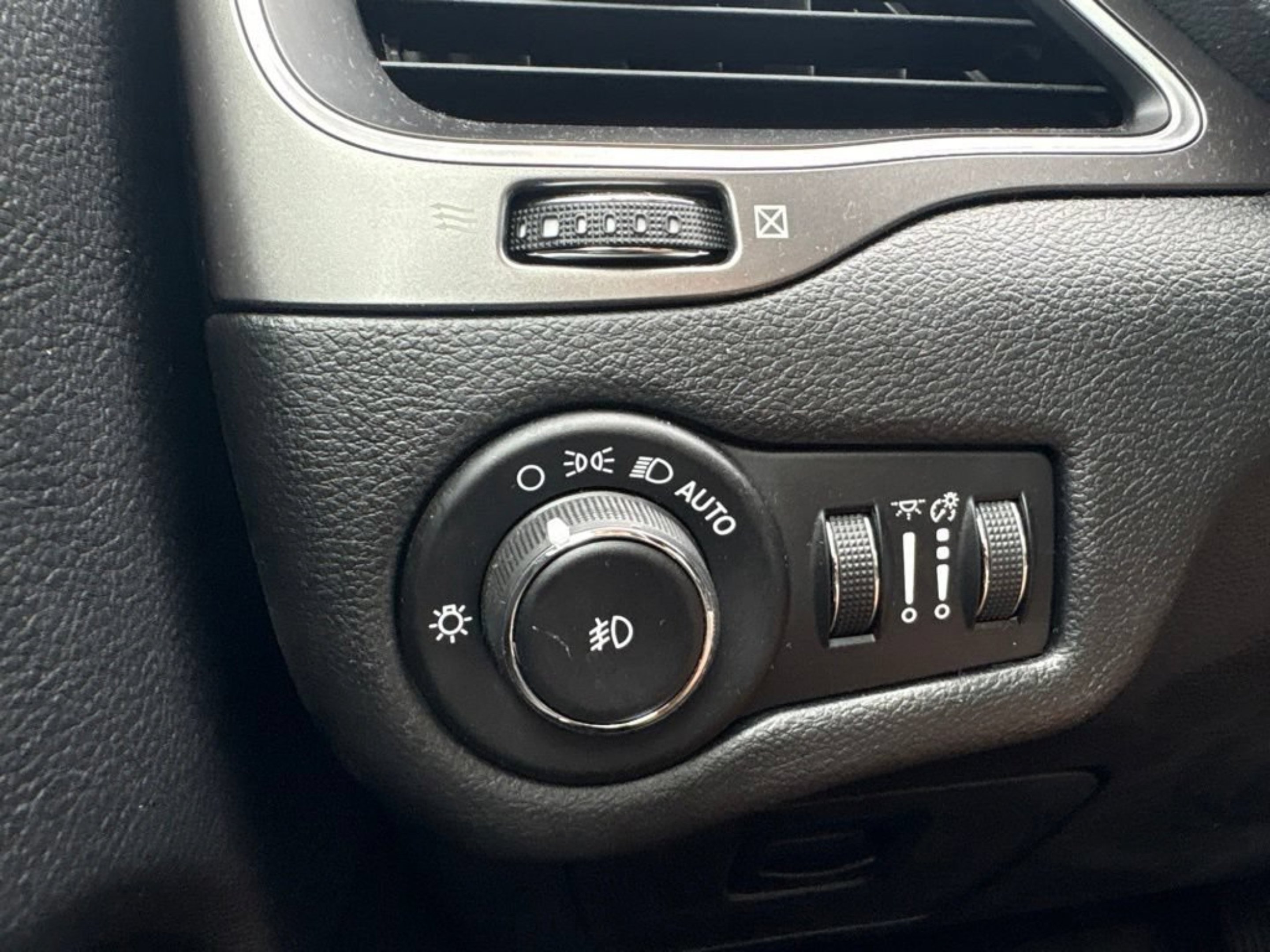 Used 2019 Granite Crystal Metallic Clearcoat Jeep Latitude Plus image 14