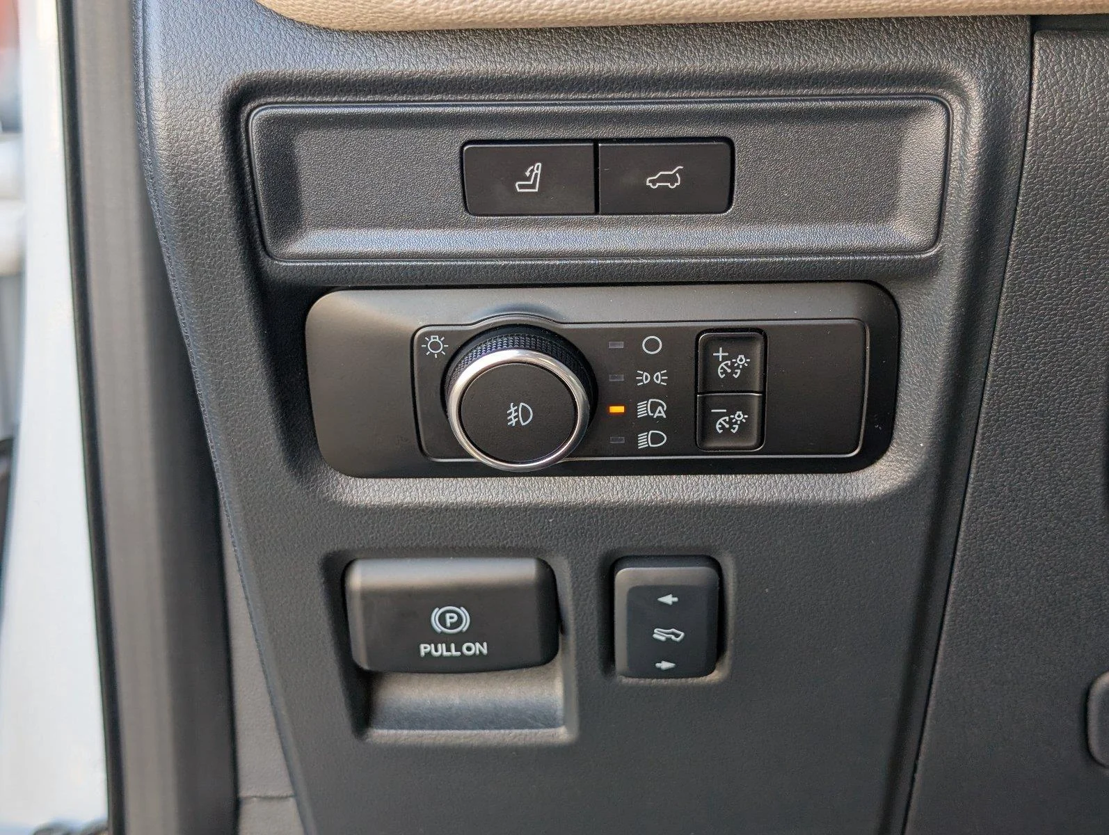 Used 2024 Oxford White Ford Limited image 31
