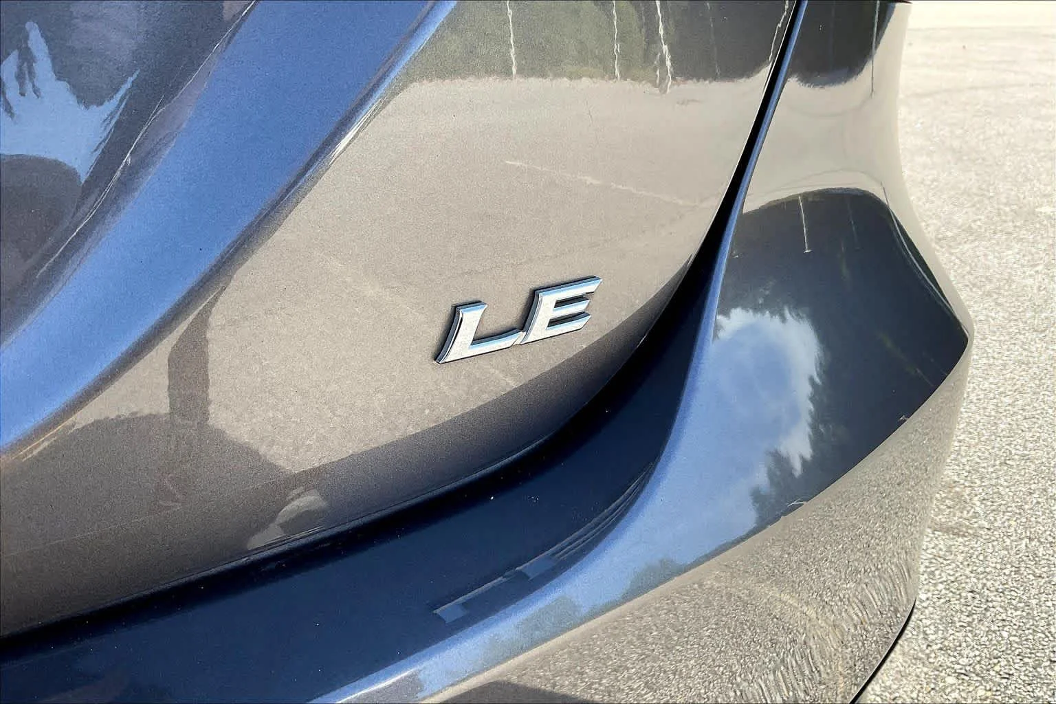 Used 2018 Predawn Gray Mica Toyota LE image 30