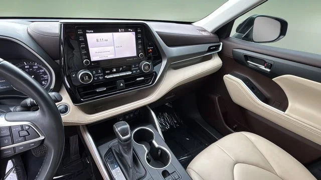 Used 2020  Toyota XLE image 25