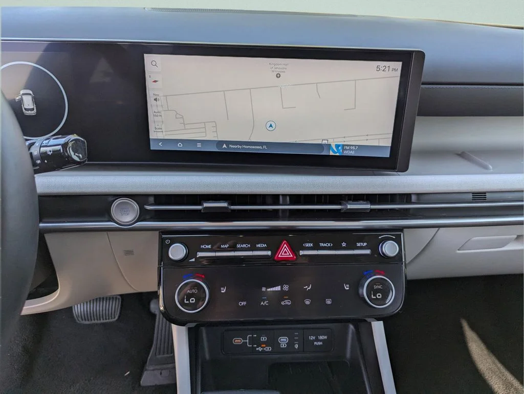 Used 2025 White Hyundai SEL Convenience image 26