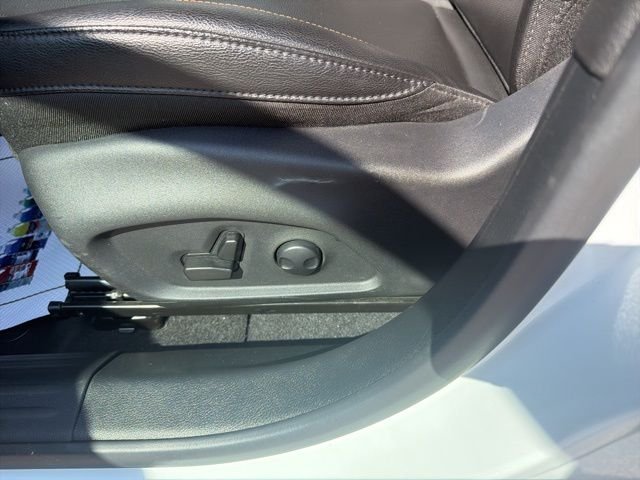 Used 2024 White/off-white Jeep Limited image 11
