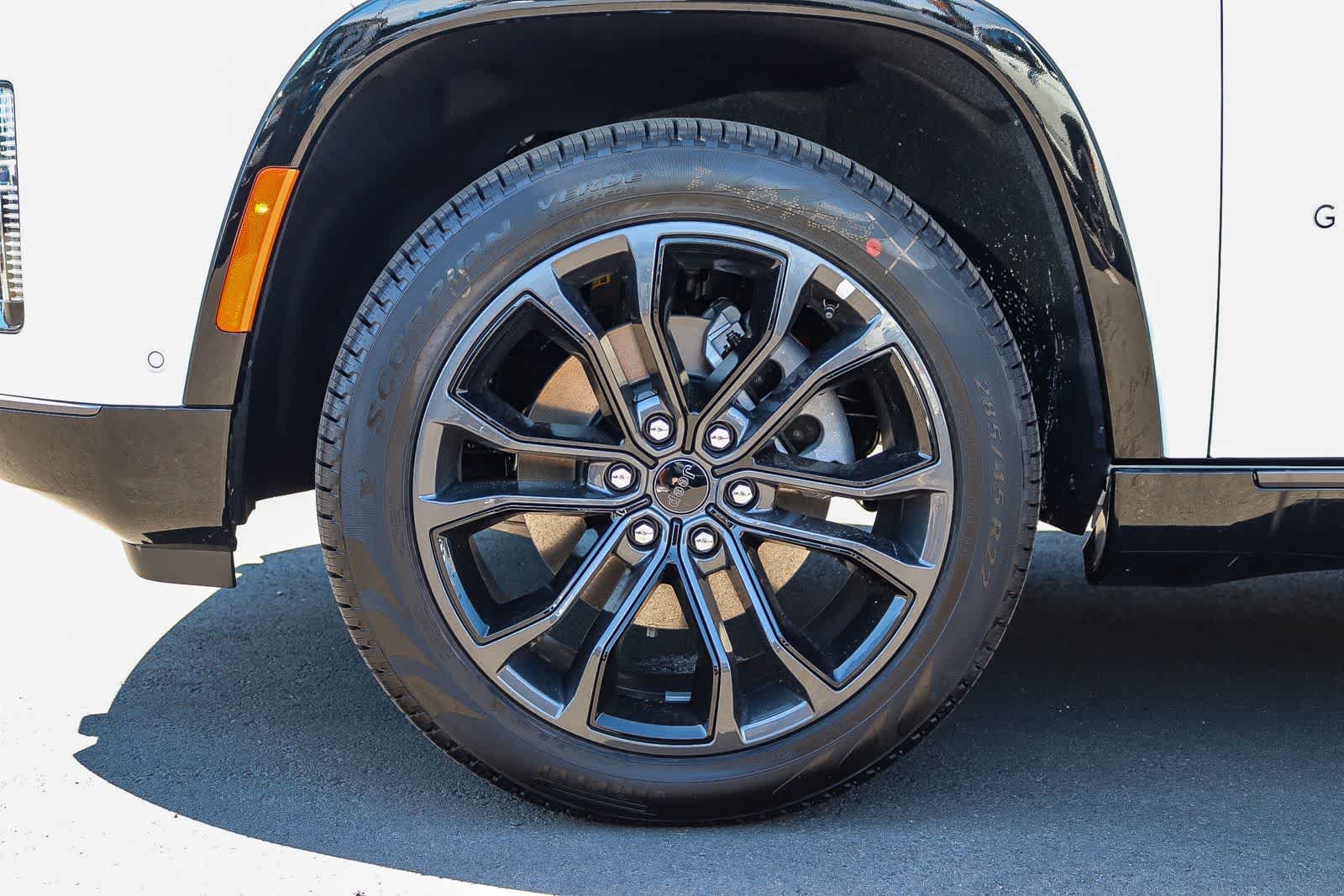 New 2026 Bright White Clear-Coat Exterior Paint Jeep Summit Reserve image 10