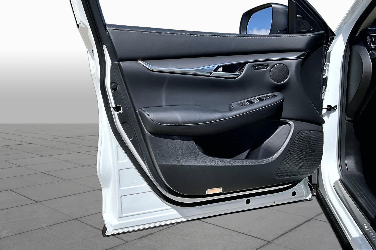 Used 2025 Radiant White INFINITI LUXE image 20