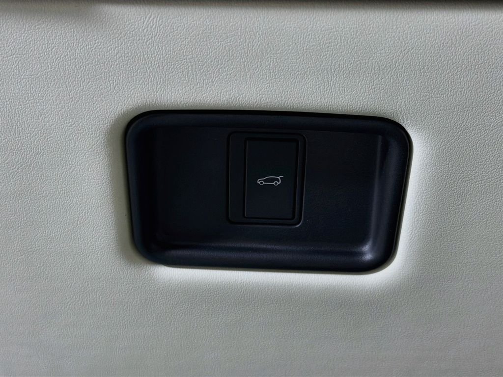 New 2026 Fuji White Land Rover SE image 10