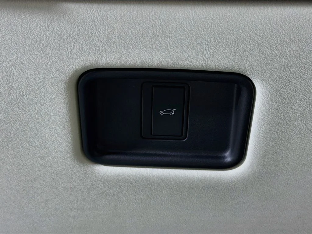 New 2026 Fuji White Land Rover SE image 10